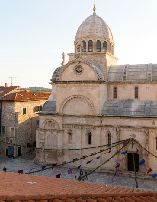 Panoramski pogled na Sibenik za vodic za prvi posjet tvrdavama