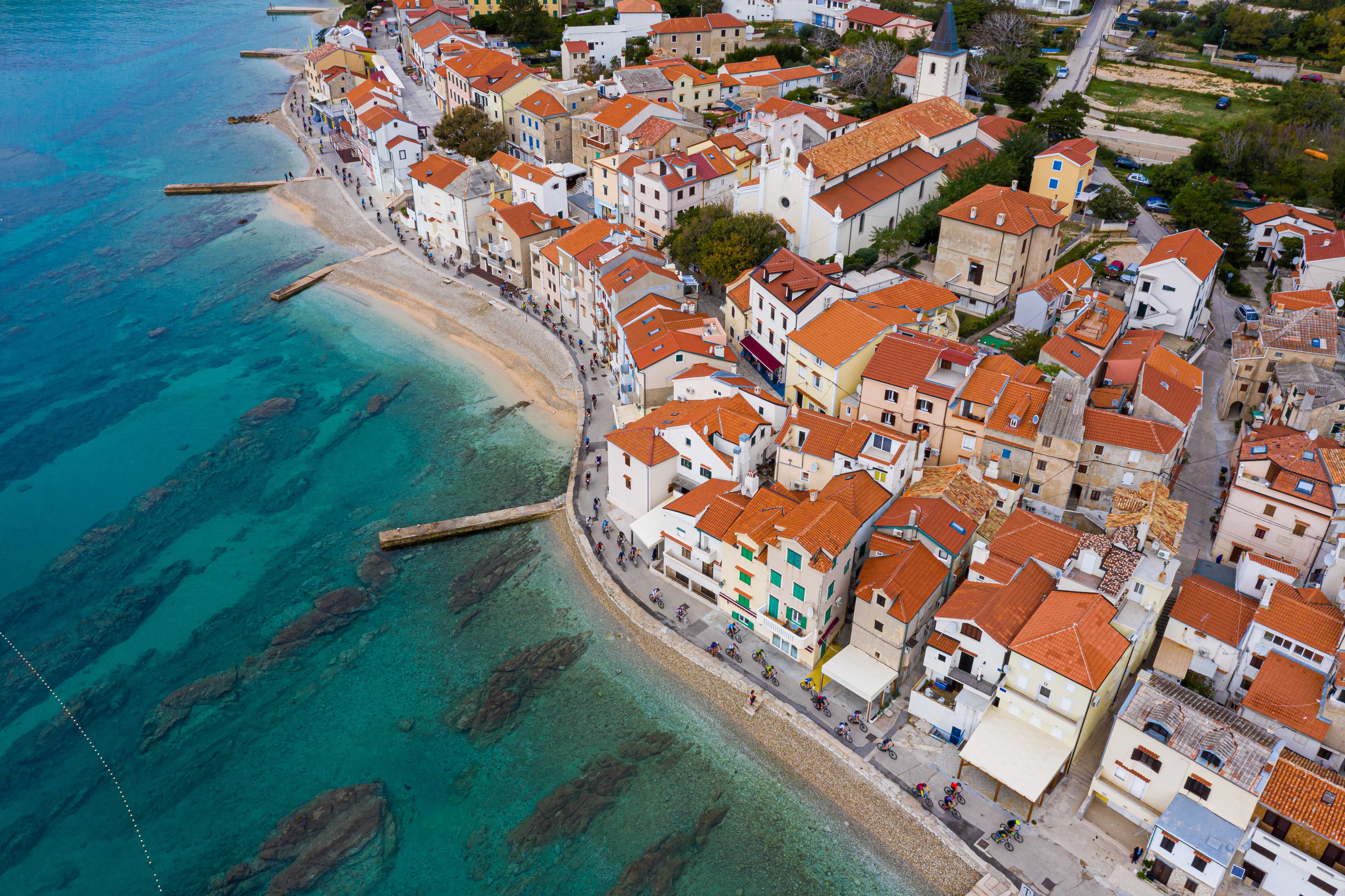 Baška: od kristalno čistog mora do Mjesečeve površine
